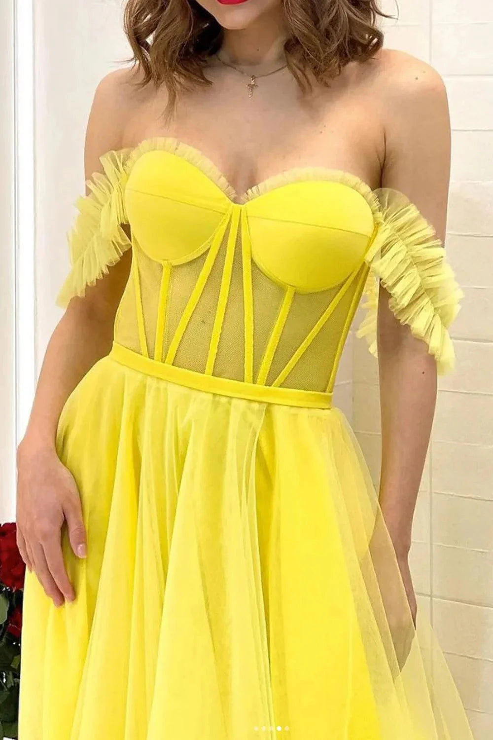 Vestido de fiesta con corsé y hombros descubiertos